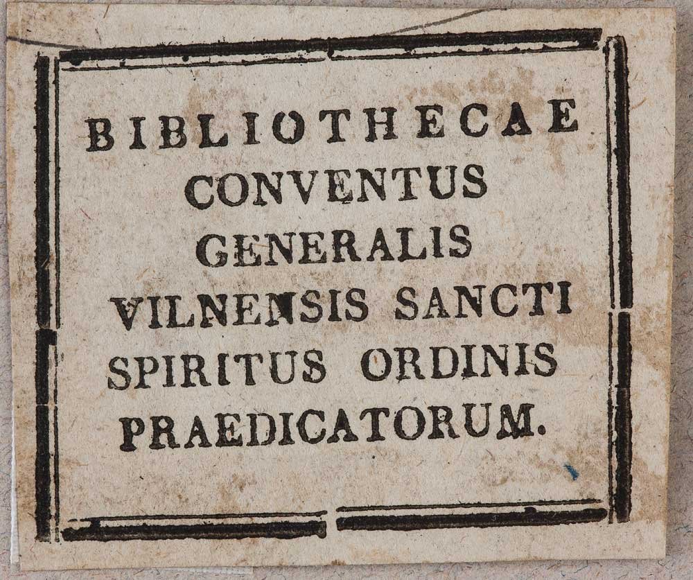 Prostokątna, lekko zabrudzona drukowana etykieta na papierze z czarną podwójną ramką i wyśrodkowanym tekstem łacińskim wielkimi literami BIBLIOTHECAE CONVENTUS GENERALIS VILNENSIS SANCTI SPIRITUS ORDINIS PRAEDICATORUM.