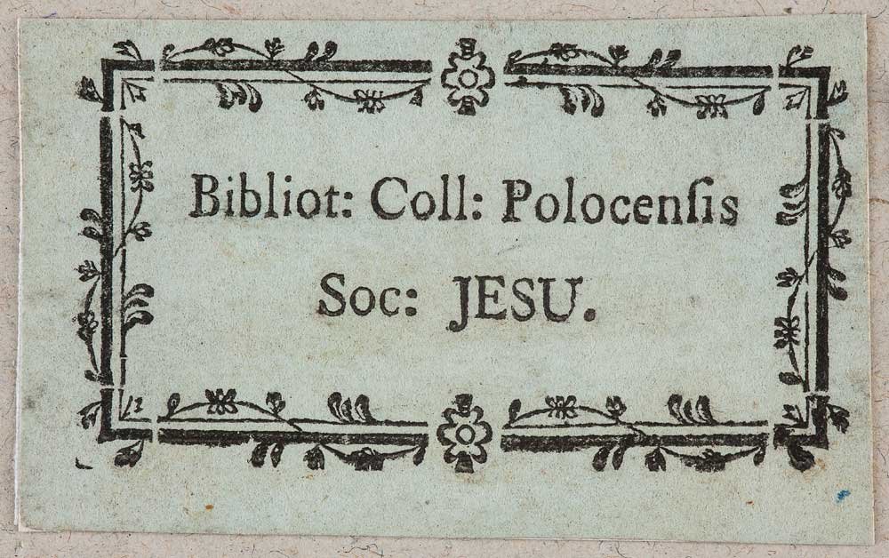 Prostokątna, lekko postarzała błękitno‑zielona etykieta z czarnym dekoracyjnym kwiatowym obramowaniem i dwuwierszowym nadrukiem Bibliot: Coll: Polocensis nad Soc: JESU.