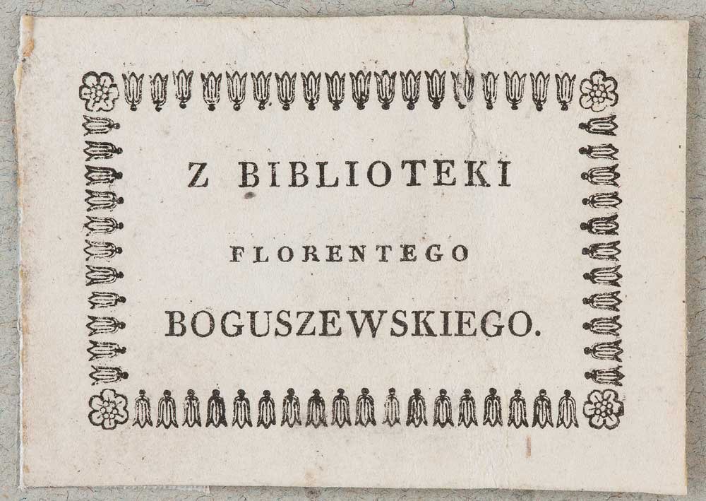 Etykieta z czarnym drukiem na pożółkłym papierze, ozdobiona ramką z motywami kwiatowymi i z wyśrodkowanymi napisami Z BIBLIOTEKI, FLORENTEGO oraz BOGUSZEWSKIEGO.