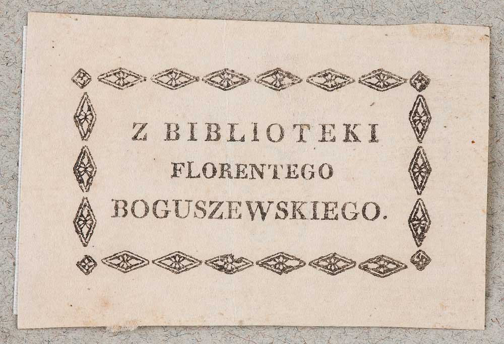 Prostokątna, pożółkła karta na szarawym tle z ozdobną rombową ramką i środkowym drukowanym napisem Z BIBLIOTEKI FLORENTEGO BOGUSZEWSKIEGO.