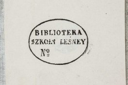 Owalna pieczątka z czarną obwódką na jasnym tle, wewnątrz drukowany napis BIBLIOTEKA SZKOŁY LEŚNEY oraz oznaczenie No