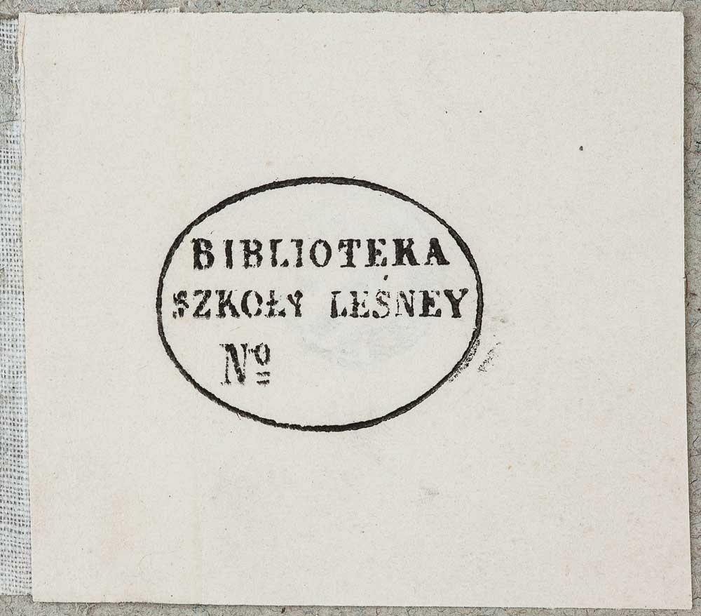 Kwadratowy arkusz papieru z owalną czarną pieczęcią na środku z napisem BIBLIOTEKA SZKOŁY LEŚNEY Nº, widoczne smugi tuszu i faktura tła.