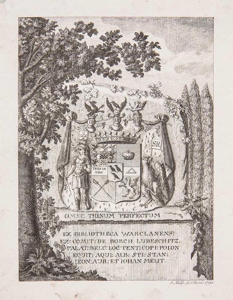 Czarno-biała rycina przedstawiająca ozdobny herb zawieszony na zasłonach między dwoma drzewami, z wielopolową tarczą zawierającą mniejsze emblematy (koronę, lwa, ptaki, trójkąt), trzema hełmami z klejnotami nad tarczą, stojącą po lewej figurą w zbroi i zwisającą tkaniną z literami „SR” po prawej oraz kilkoma liniami łacińskiego tekstu wypisanymi poniżej.
