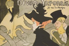 Plakat z napisem "Divan Japonais 75 rue des Martyrs" przedstawiający dwie kobiety w czarnych płaszczach i wysokich kapeluszach — jedna o rudych włosach trzyma długi ustnik papierosa — na tle stylizowanej scenicznej dekoracji z dużą twarzą i ornamentalnymi elementami.
