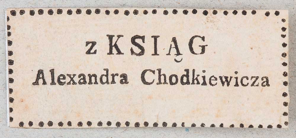 Prostokątna, lekko pożółkła etykieta papierowa z kropkowaną ramką i drukowanym napisem "z KSIĄG Alexandra Chodkiewicza" na jasnym, lekko nakrapianym tle.