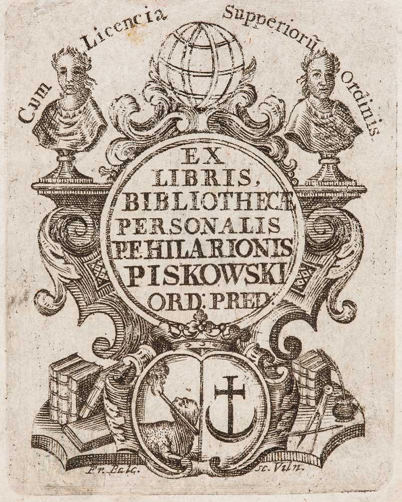 Rytowany czarno-biały ekslibris przedstawiający centralny okrągły cartusz z łacińskim napisem „EX LIBRIS… PISKOWSKI”, u góry globus i dwa popiersia na kolumnach, bogate ornamenty akantowe, po bokach stosy książek i przybory piśmienne, a u dołu herbowa tarcza z leżącym barankiem trzymającym sztandar i z kotwicą z krzyżem.