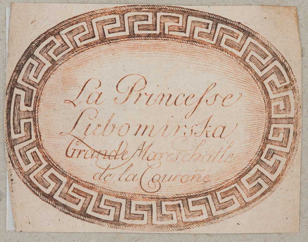 Owalna, ręcznie rysowana ramka z geometrycznym meandrem w brązowym tuszu otaczająca postarzały kartonik z kaligraficznym, kursywnym napisem francuskim pośrodku.