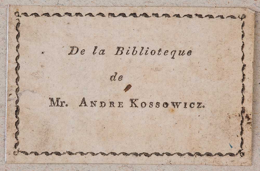 Stara, przebarwiona papierowa etykieta książkowa z centralnie wydrukowanym tekstem po francusku "De la Biblioteque de Mr. Andre Kossowicz." otoczona cienką, falistą czarną ramką.