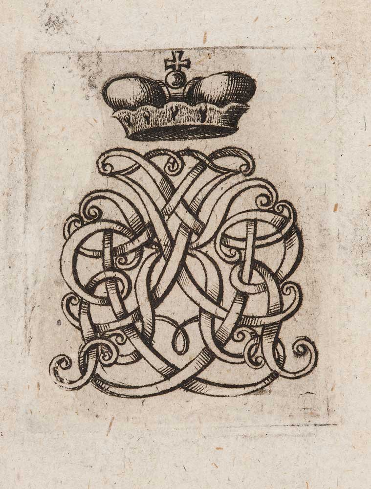 Czarno-biała rycina na postarzałym papierze przedstawiająca symetryczny, misternie spleciony ornament z wstęg tworzących zawiły monogram i koronę z małym krzyżykiem u góry.