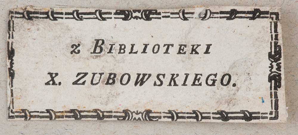 Prostokątna papierowa etykieta z ozdobną czarną ramką i drukowanym napisem z Biblioteki X. Zubowskiego na jasnym, lekko zabrudzonym tle.