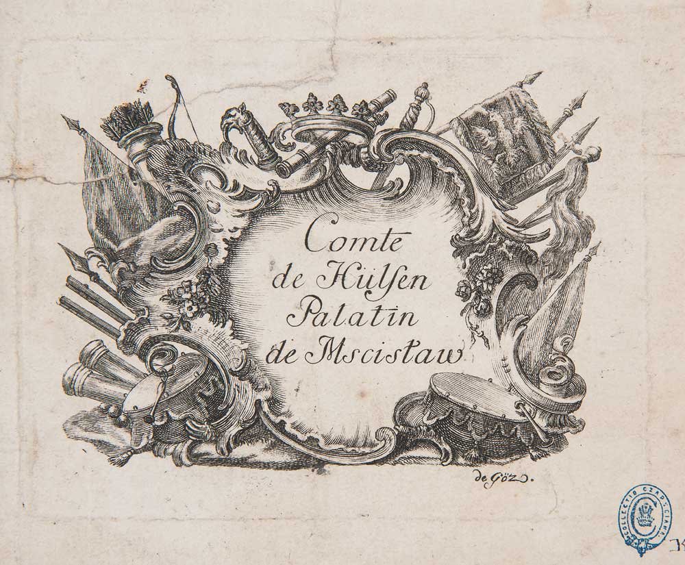 Rycina w stylu rokokowym przedstawiająca ozdobny owalny kartusz z kaligraficznym napisem "Comte de Hülsen Palatin de Mscistaw", otoczony rzeźbiarskimi ornamentami i elementami wojskowymi — chorągwiami, bębnami, trąbami, kołczanem ze strzałami, szablami i koroną — z sygnaturą "de Göz" w prawym dolnym obszarze oraz niebieską okrągłą pieczątką na pogniecionym, lekko zbrudzonym papierze.