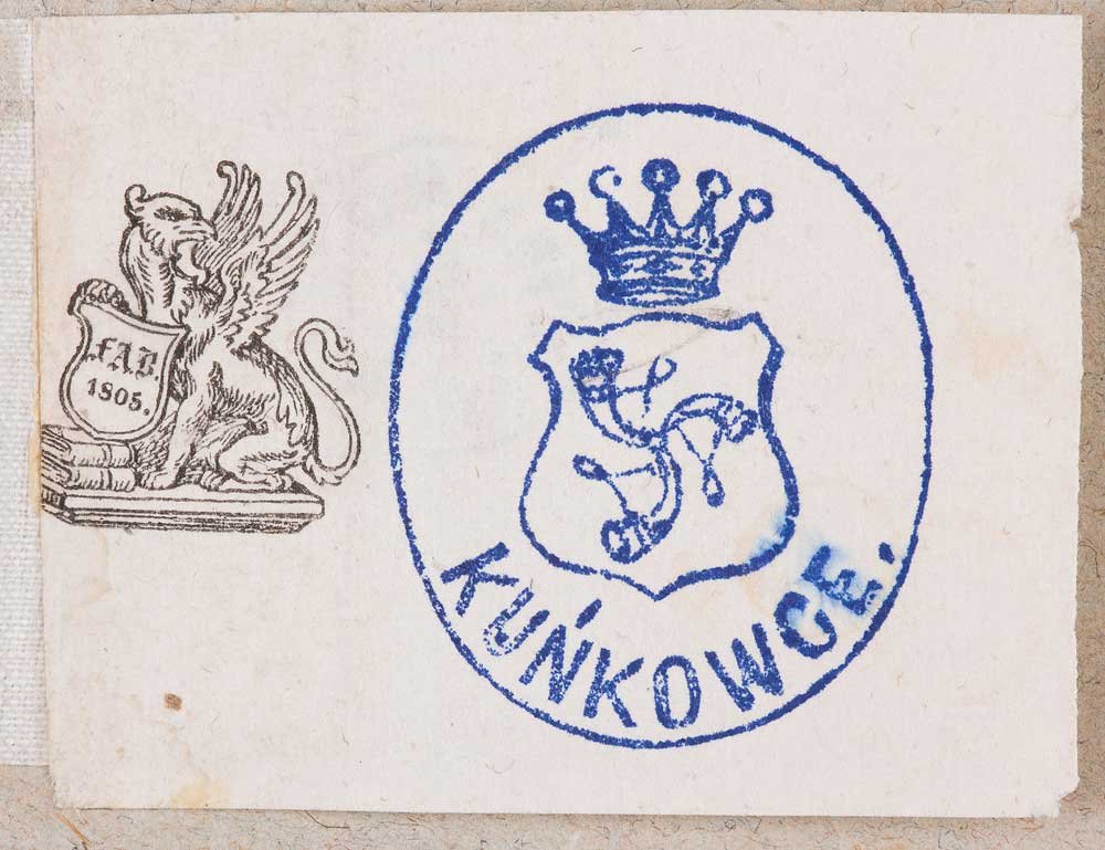 Biała kartka z dwiema grafikami: po prawej niebieska okrągła pieczęć z koroną nad herbem i napisem KUN'KOWCE, po lewej czarna rycina gryfa siedzącego z małą tarczą z napisem F.A.D. 1505.