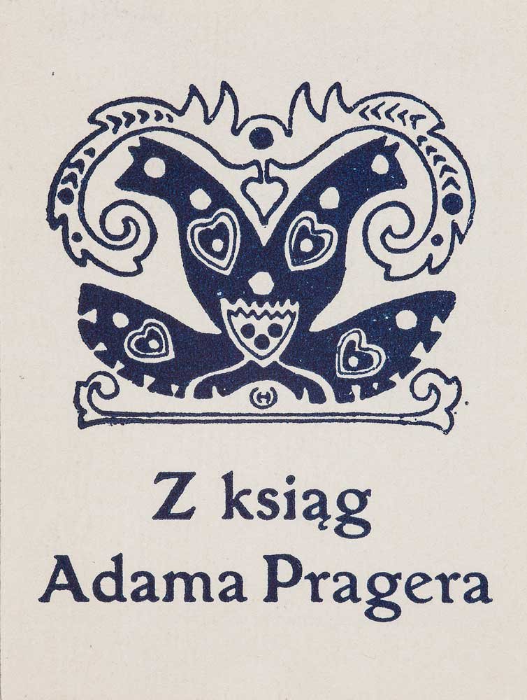 Na kremowym tle stylizowany granatowy ornament z motywami serc, kropek i zawijasów nad drukowanym napisem "Z ksiąg Adama Pragera".