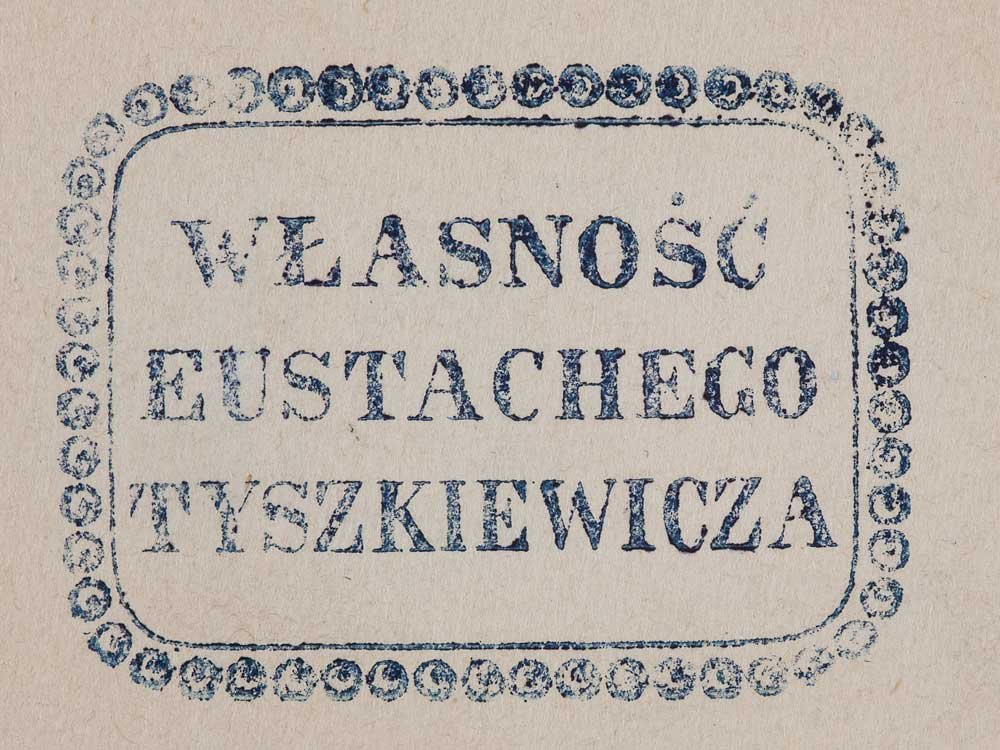 Odcisk niebieskiej, postarzanej pieczęci prostokątnej z ozdobną obwódką z kropek i trzema liniami tekstu WLASNOSC EUSTACHEGO TYSZKIEWICZA na jasnym papierze.