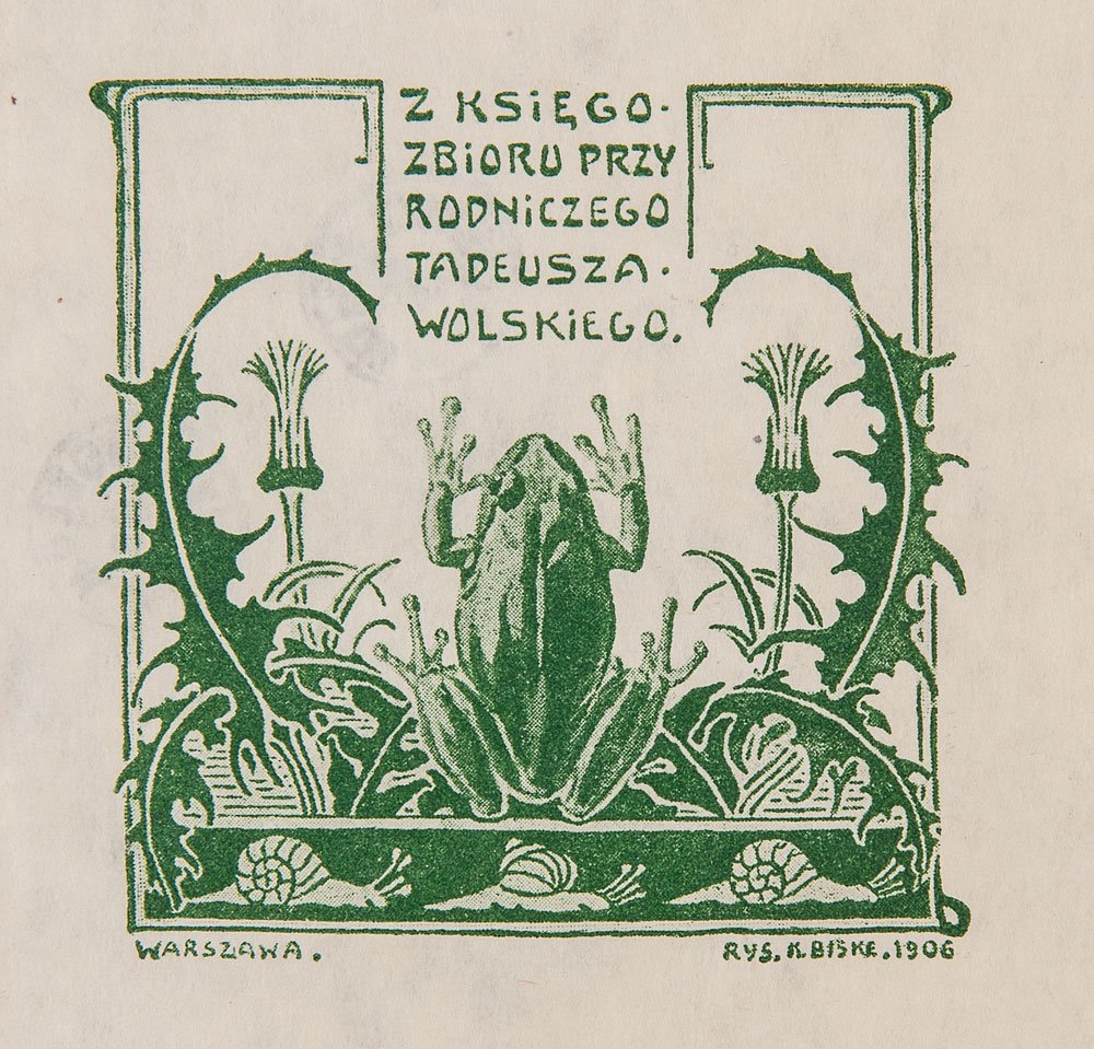 Zielona graficzna ekslibrisowa ilustracja przedstawiająca od tyłu siedzącą żabę na tle symetrycznego roślinnego ornamentu z kolczastymi liśćmi i kwiatami, z napisem u góry odnoszącym się do księgozbioru Tadeusza Wolskiego oraz małymi podpisami Warszawa i datą rysunku 1906 u dołu.