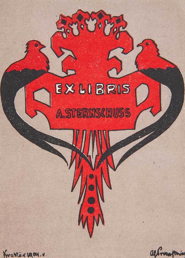 Czerwono-czarny, stylizowany ekslibris na beżowym tle przedstawiający koronowany herb z dwiema bocznymi sylwetkami ptaków, z napisem "EX LIBRIS" i "A. STERNSCHUSS" na środku oraz wydłużonym, ozdobnym ogonem z trzema czarnymi kropkami i podpisami w dolnych rogach.