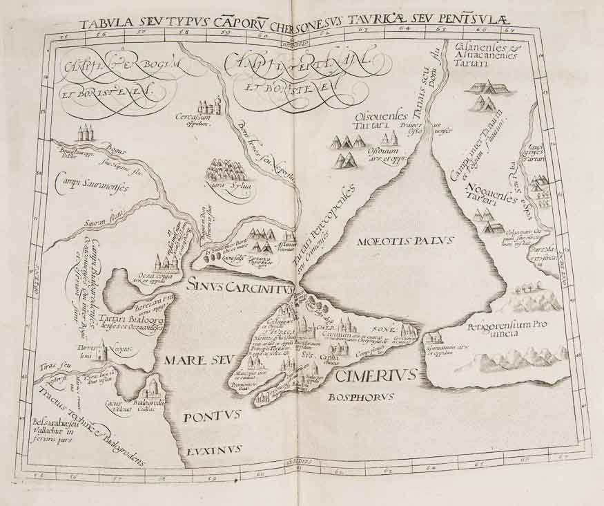 Antyczna czarno-biała grawerowana mapa Półwyspu Krymskiego i okolicznych mórz z łacińskimi napisami (m.in. Sinus Carcinitus, Pontus Euxinus, Moeotis Palus, Cimerius Bosphorus), stylizowanymi rysunkami gór, osad, namiotów i okrętów, siatką stopni wzdłuż marginesu oraz pionową fałdą środkową.