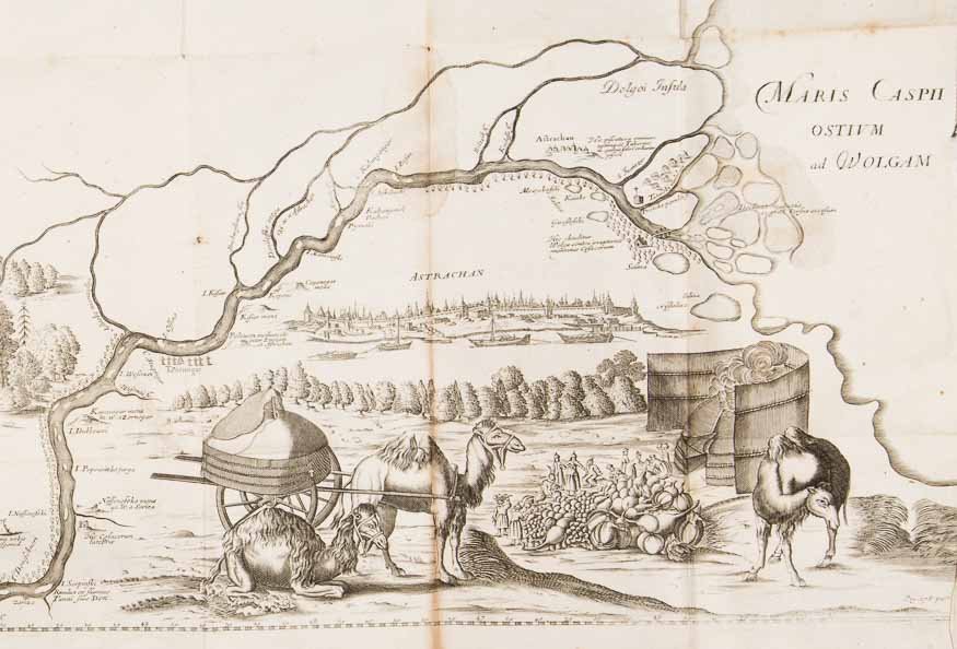 Stara sepia rycina i mapa przedstawiająca zarys koryta rzeki i deltę u góry z widocznymi łacińskimi napisami, panoramę miasta i pas drzew w tle oraz na pierwszym planie trzy wielbłądy — jeden zaprzęgnięty do dwukołowego wozu z okrągłym ładunkiem, drugi leżący, trzeci stojący obok stosu beczek i kopy okrągłych towarów, z kilkoma małymi postaciami ludzi w tle.