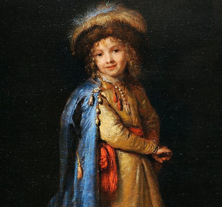 Portret dziecka na ciemnym tle — stojąca postać w beżowym płaszczu z niebieskim płaszczem narzuconym na ramię, futrzaną czapką i kręconymi włosami, z rękami złożonymi przed sobą, czerwonymi butami i czerwonymi frędzlami przy pasie, po prawej na podłodze fragment zdobionej kolumny.