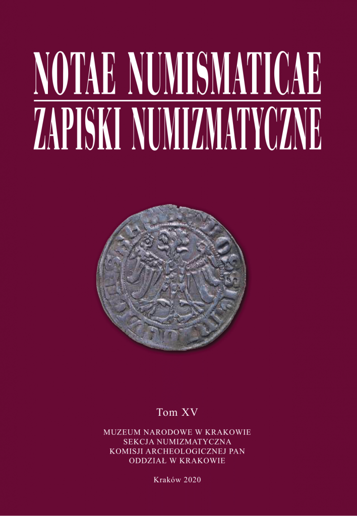 Okładka na bordowym tle z dużym białym nagłówkiem NOTAE NUMISMATICAE i podtytułem ZAPISKI NUMIZMATYCZNE oddzielonym cienką poziomą linią, na środku fotografia metalowej monety z wizerunkiem orła, poniżej napis Tom XV i drobny biały tekst informacyjny o Muzeum Narodowym w Krakowie oraz Kraków 2020.