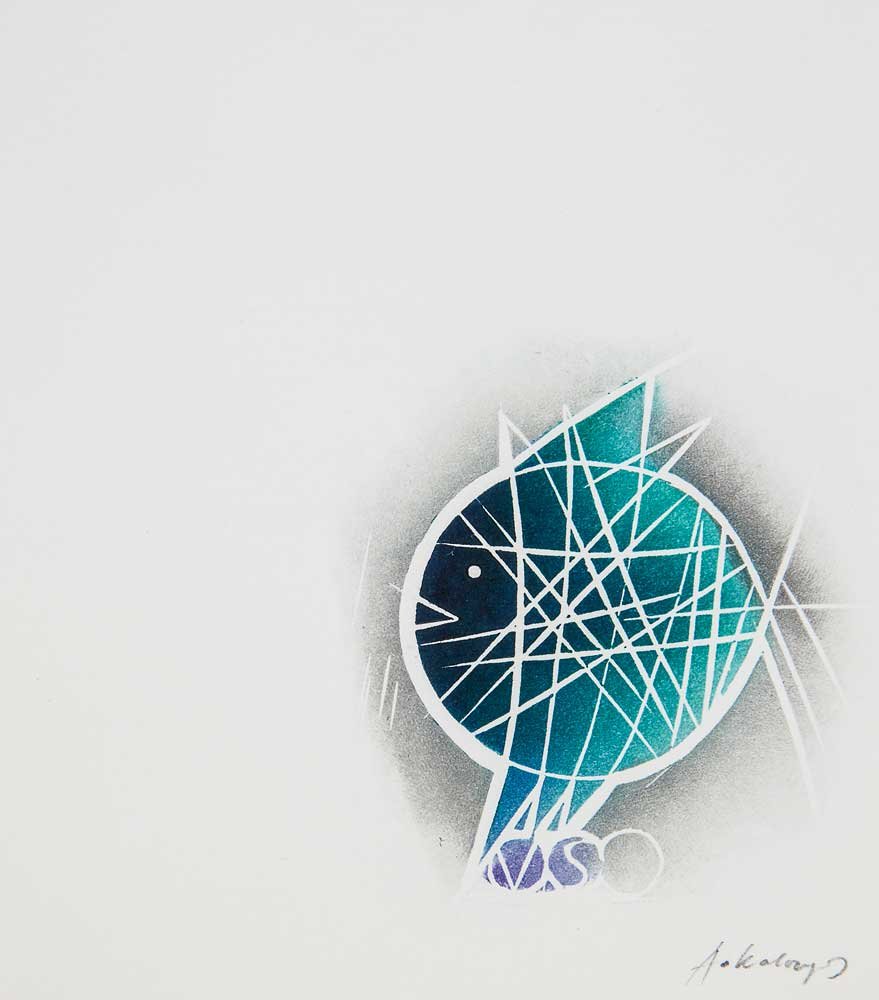Na białym tle stylizowany geometryczny ptak w formie turkusowo‑niebieskiego koła z trójkątnym dziobem, białą obwódką i siecią przecinających się białych linii, czarną kropką jako okiem, delikatnym szarym halo wokół oraz drobnym podpisem ręcznym w prawym dolnym rogu.