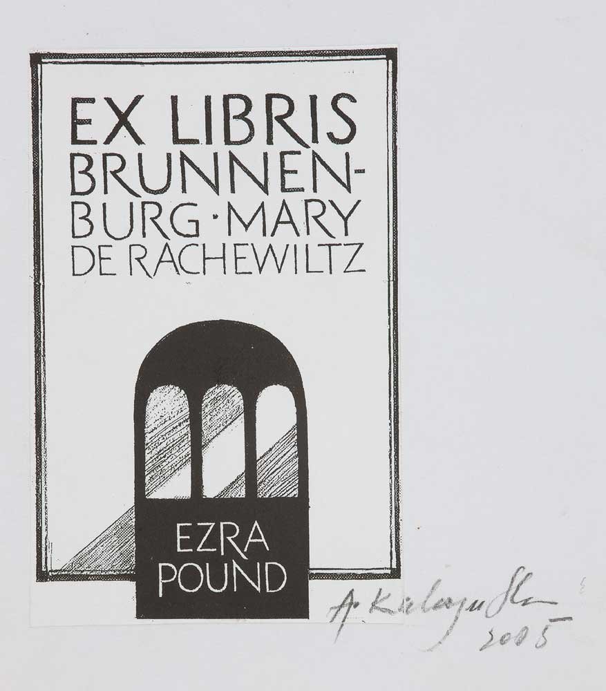 Czarno-biały ex libris w prostokątnej ramce z dużym napisem "EX LIBRIS BRUNNEN-BURG · MARY DE RACHEWILTZ" u góry, poniżej stylizowane, trzyprzęsłowe okno w kształcie ciemnego łuku z zacienionymi szybami i napisem "EZRA POUND" w dolnej części oraz odręczny podpis i data "2005" w prawym dolnym rogu.