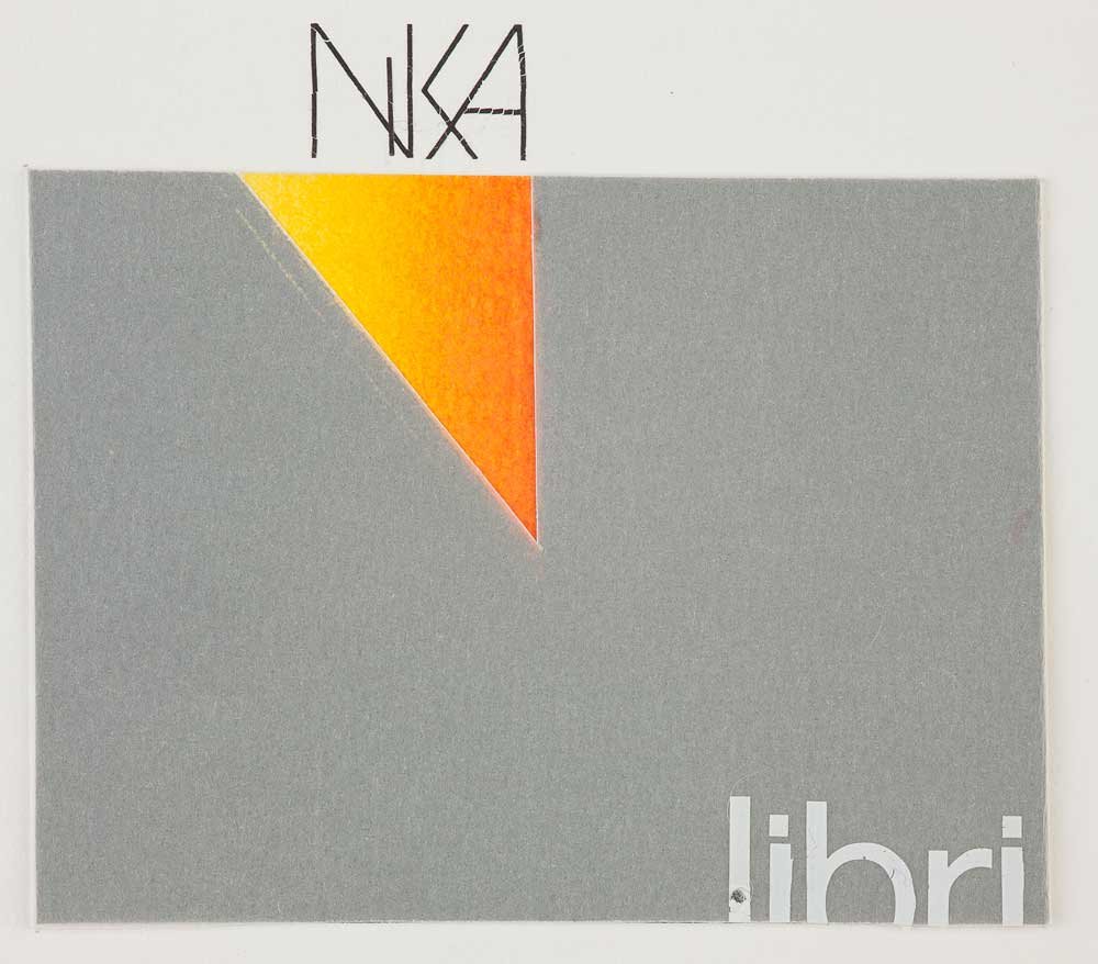 Jasnoszara prostokątna grafika z centralnym, skierowanym w dół wycięciem w kształcie trójkąta odsłaniającym pomarańczowo‑żółty gradient; nad górną krawędzią czarne geometryczne litery NKA, a w prawym dolnym rogu częściowo widoczny biały napis libri.