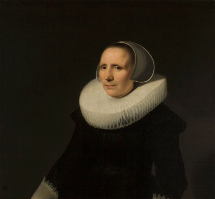 Portret ukazujący kobietę w ujęciu trzy czwarte w czarnej sukni z dużym plisowanym białym kołnierzem typu ruff i czarnym czepkiem, na jednolitym ciemnym tle.