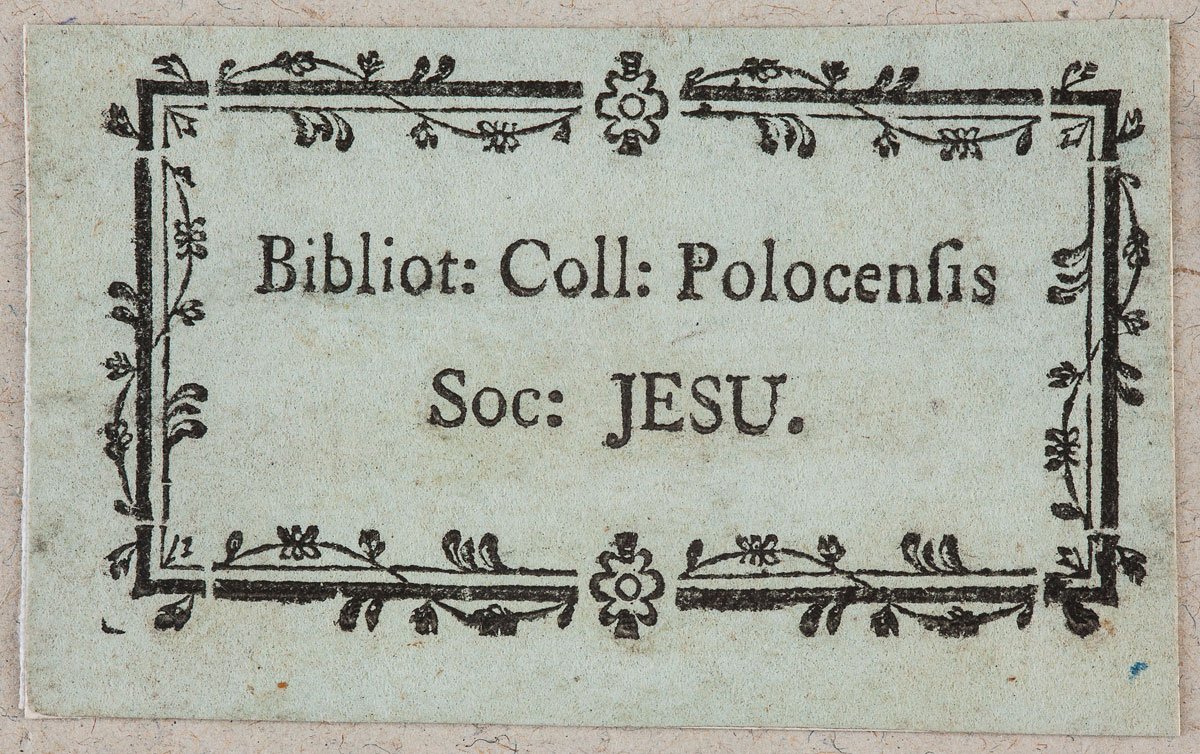 Prostokątna, lekko pożółkła etykieta na zielonkawym papierze z czarnym ornamentowym, roślinnym obramowaniem i drukowanym napisem Bibliot: Coll: Polocensis oraz poniżej Soc: JESU.