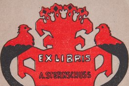 Czerwono-czarny ekslibris w kształcie stylizowanego herbu z koroną i dwoma symetrycznymi ptakami, napis "EXLIBRIS" na środku i mniejszy "A. STERNSCHIUSS" poniżej.