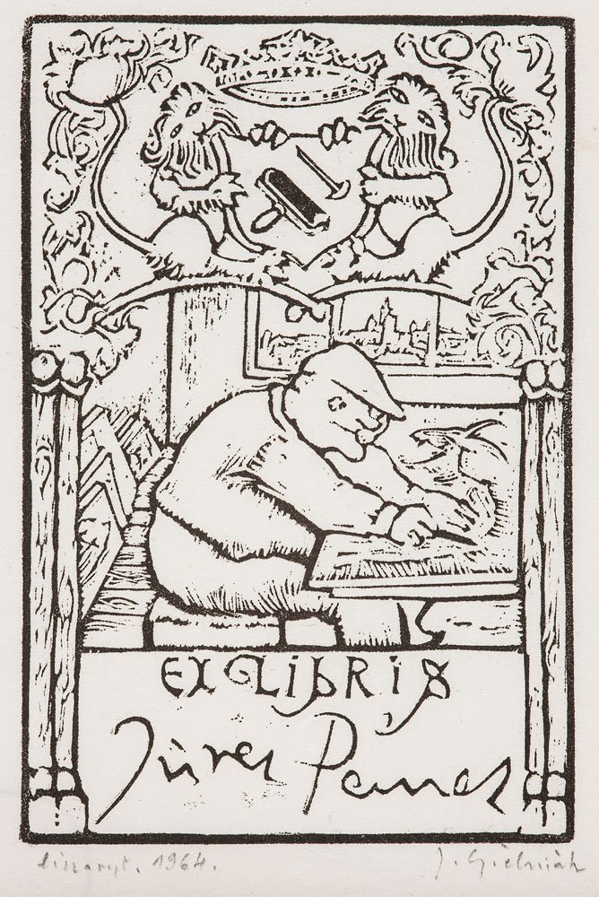 Exlibris w formie rytowanego obrazka: ozdobna roślinna rama z herbem u góry (korona i dwaj lwy trzymają tarczę z narzędziami), poniżej mężczyzna w czapce pochylony nad otwartą książką na stoliku, w tle widok miasta przez okno, u dołu napis "EXLIBRIS" i odręczny podpis.