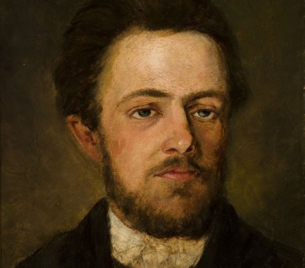 Portret olejny ukazujący głowę i ramiona mężczyzny o ciemnych włosach i krótkiej brodzie, twarz lekko zwrócona w prawo, ubrany w ciemny płaszcz z jasnym kołnierzem, na brązowym, pociągniętym pędzlem tle.
