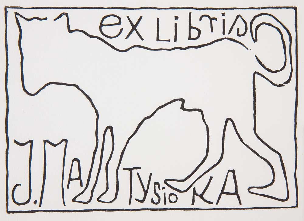 Czarno-biała, prostokątna, ręcznie rysowana grafika z cienką ramką i konturowym szkicem chodzącego kota wypełniającym środek, z napisem "ex libris" u góry i stylizowanym, trudno czytelnym tekstem z inicjałem "J." u dołu.