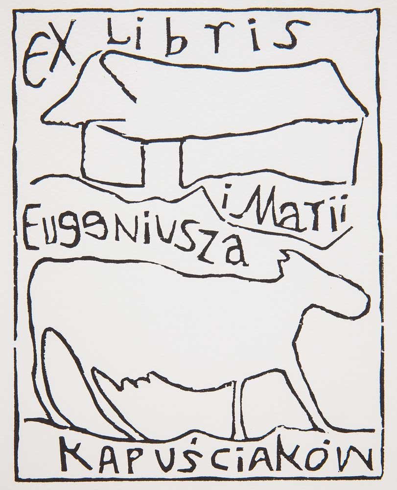 Czarno-biała, ręcznie rysowana grafika exlibris w cienkiej ramce przedstawiająca u góry prosty dom, poniżej dużą sylwetkę krowy oraz odręczne napisy Ex libris, Eugeniusza i Matii oraz Kapusciaków.