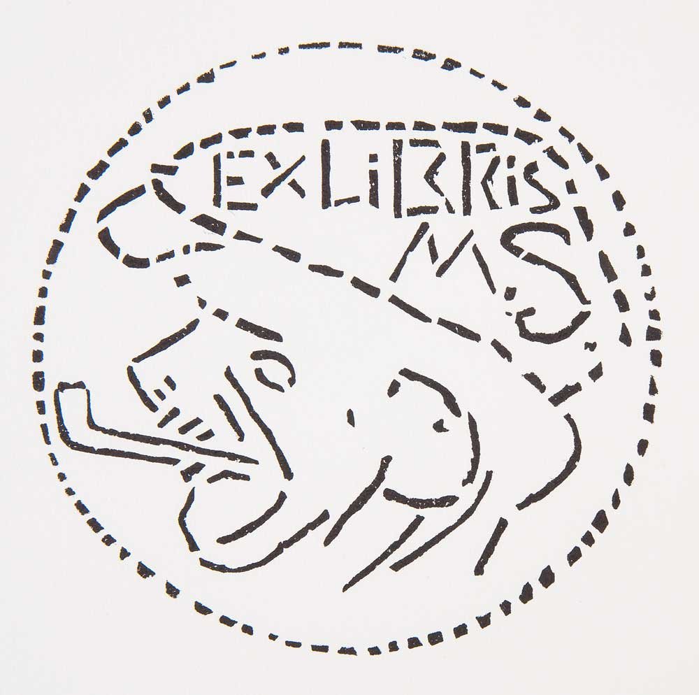 Okrągły, przerywany czarny stempel z konturowym rysunkiem profilowej postaci w kapeluszu trzymającej fajkę oraz stylizowanym napisem "EXLIBRIS M.S." u góry.
