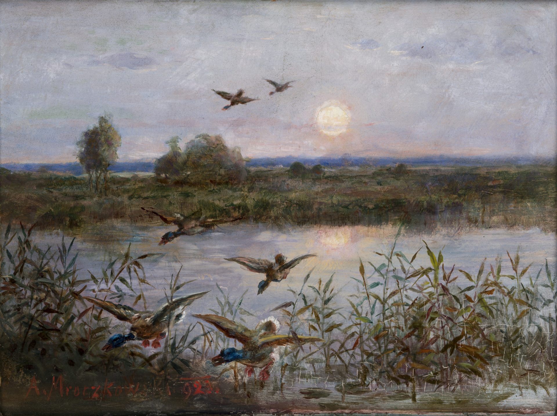 Panoramiczny obraz przedstawiający rozległy, pastelowy krajobraz z niskim słońcem nad horyzontem i jego odbiciem w spokojnej wodzie, trzcinami na pierwszym planie oraz kilkoma kaczkami w locie nad stawem i zarysem drzew i krzewów na odległym brzegu, namalowanymi delikatną fakturą pędzla.