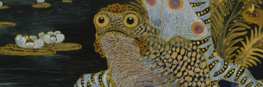 Stylizowana żaba z dużymi okrągłymi żółtymi oczami i wzorzystą złoto‑beżową skórą z plamistymi i łuskowatymi motywami, umieszczona po prawej stronie obrazu przy ciemnej tafli wody z białymi liliami wodnymi po lewej, otoczona dekoracyjnymi niebiesko‑białymi i złotymi wzorami oraz liśćmi.