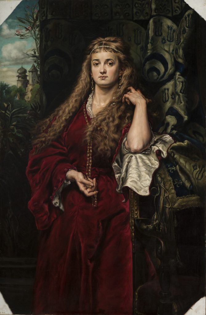 Portret kobiety w długiej czerwonej szacie z koronkowym kołnierzykiem, o długich falowanych włosach ozdobionych opaską i wiszącymi złotymi kolczykami, siedzącej na rzeźbionym krześle przy bogato zdobionej zielonej tkaninie, prawa ręka dotyka włosów, lewa trzyma długi sznur korali, po lewej w tle widoczny zamek i roślinność na ciemnym tle.