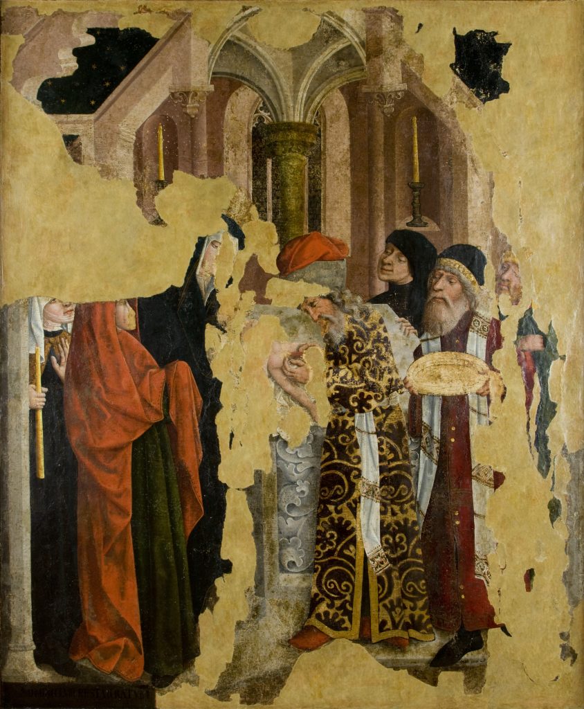 Fragment zniszczonego gotyckiego obrazu przedstawiający kilka postaci w bogato zdobionych średniowiecznych szatach — mężczyzn w czapkach i kapturach oraz kobietę w czerwonym płaszczu — stojących przy kamiennej kolumnie i katedralnych łukach, jeden trzyma ozdobną paterę, po całej powierzchni widoczne ubytki i odpryski farby.