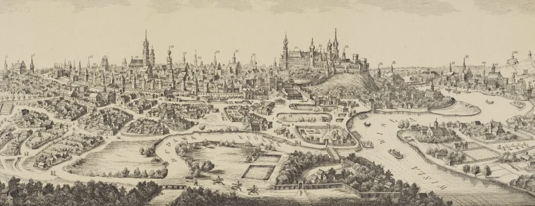 Szczegółowa panoramiczna rycina przedstawiająca rozległe miasto nad rozgałęzioną rzeką z licznymi domami, murami obronnymi i wieżami, dużym zamkiem na wzniesieniu po prawej, mostami i wyspami zabudowanymi domami, łodziami na wodzie oraz polami i drogami na pierwszym planie.