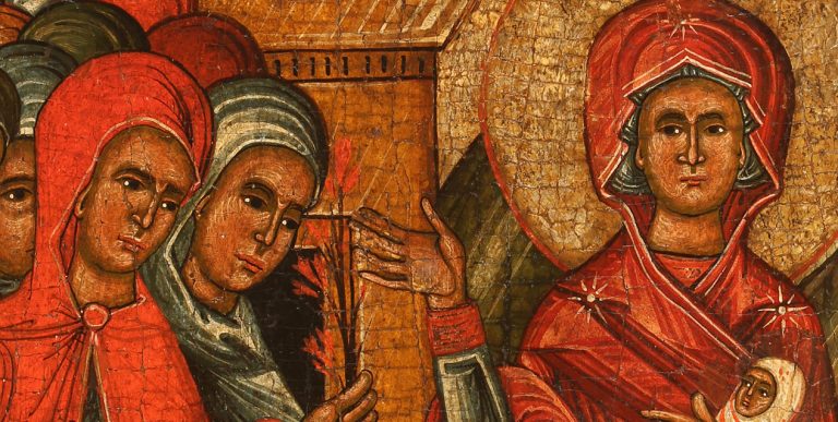 Fragment malowanej ikony na drewnianej desce ze złotym, popękanym tłem, ukazujący z lewej kilka kobiet w czerwonych i zielonych nakryciach głowy trzymających czerwone kwiaty, a z prawej postać w czerwonym płaszczu z aureolą trzymającą owinięte niemowlę, widoczne umalowane dłonie i faktura pęknięć.