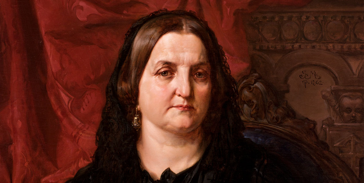 Portret olejny zbliżeniowy głowy i ramion kobiety w czarnym stroju, z ciemnymi włosami zaczesanymi do tyłu i ozdobnymi złotymi kolczykami, na tle czerwonego drapowanego materiału oraz ornamentacyjnego oparcia z rzeźbionym motywem i widocznym napisem z datą.