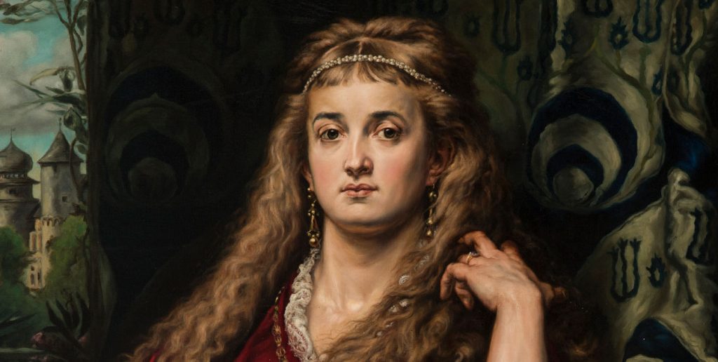 Portret półpostaci kobiety o długich, falujących blond włosach, z cienką opaską na czole, długimi wiszącymi kolczykami i pierścieniem na prawej dłoni uniesionej przy włosach, ubrana w czerwoną szatę z koronkowym kołnierzykiem, na tle ciemnej dekorowanej tkaniny po prawej i małego zamkowego kompleksu z wieżyczkami po lewej.