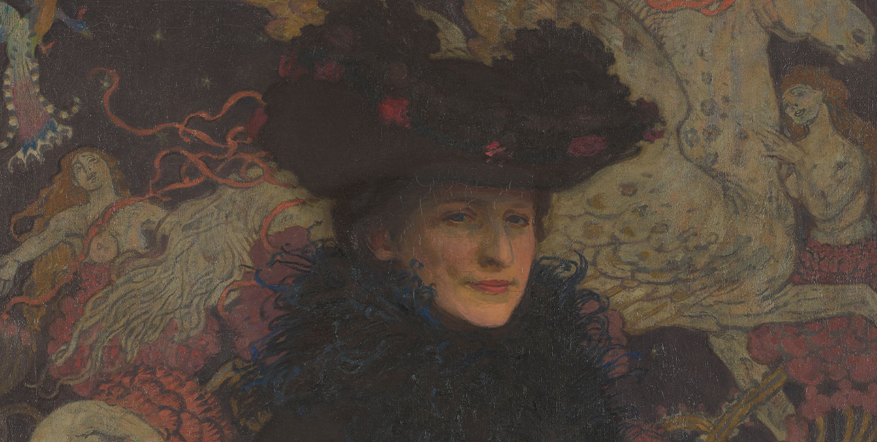 Portret kobiety w dużym ciemnym kapeluszu i obfitym czarnym kołnierzu z piór na tle ozdobnego, fantastycznego, symbolistycznego motywu z wijącymi się kolorowymi wstęgami i częściowo nagimi postaciami.