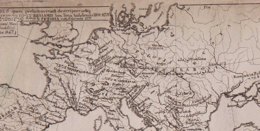 Detaliczna sepiowana mapa historyczna Europy pokazująca Wyspy Brytyjskie, Francję, Włochy, Niemcy, Polskę i zachodnią Rosję, z kreskowaniem gór, siecią rzek oraz gęstym drobnym odręcznym opisem nazw miejsc i krótkim tekstem hebrajskim u góry.
