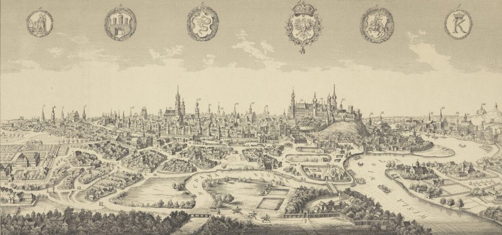 Panoramiczna sepiowa rycina ukazująca widok z lotu ptaka rozległego, historycznego miasta z gęsto zabudowanym centrum pełnym wież i kościelnych iglic, dominującym zamkiem na wzgórzu po prawej, otaczającymi fortyfikacjami, meandrującą rzeką z mostami i łodziami na pierwszym planie, rozległymi ogrodami i zabudową podmiejską oraz ozdobnymi medalionami z herbami w górnej części obrazu.